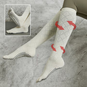 Women’s long cotton five-toe yoga and Pilates stockings with non-slip grip soles, available in grey, light green and white.