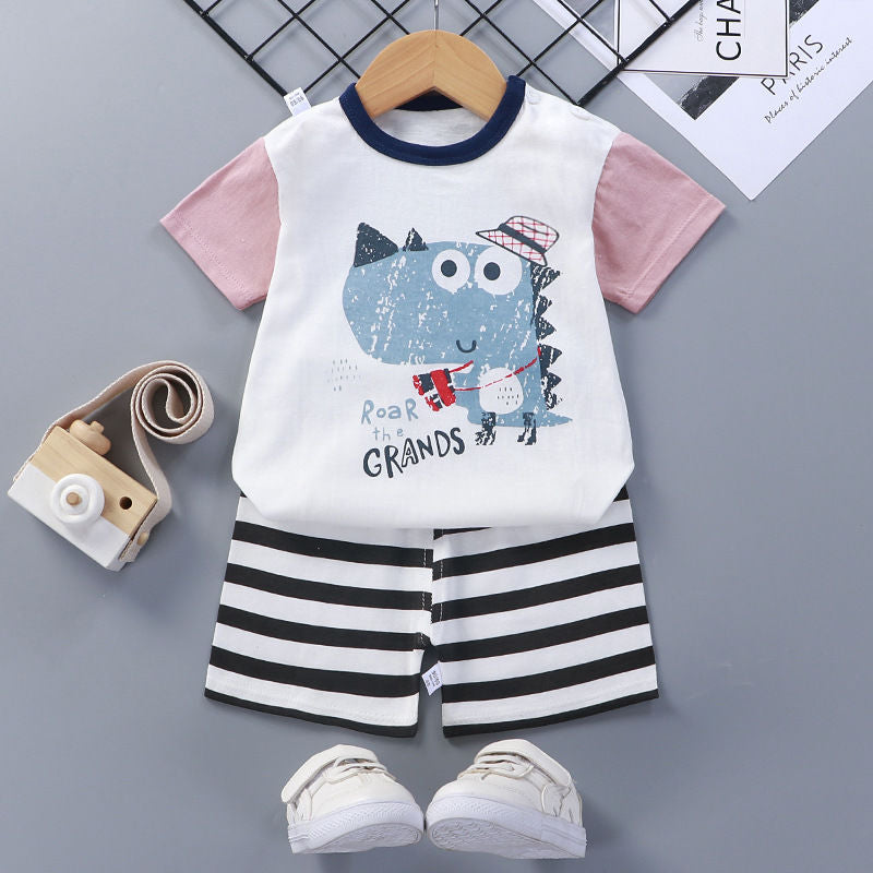 Lightweight boys’ summer clothing set with a short-sleeve top and matching shorts, available in 14 designs and sizes from 73 to 130 cm.