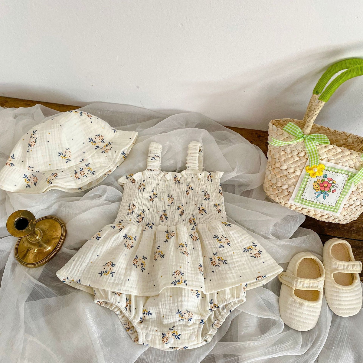 Sleeveless floral cotton baby girl romper with a matching hat, hidden-hook fastening and sizes from 66 to 90 cm.