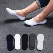 Man wearing white no-show combed cotton boat socks with navy, white, black, dark grey and light grey colour options displayed below