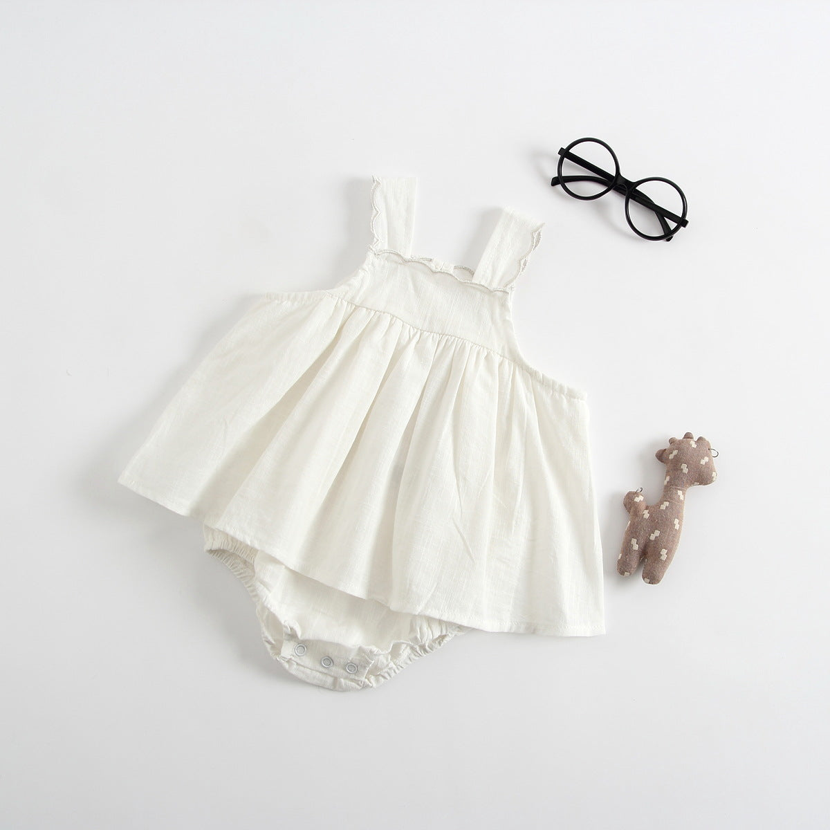 Sleeveless 95% cotton summer romper for baby girls, available in brown and white and sizes from 66 to 100 cm.