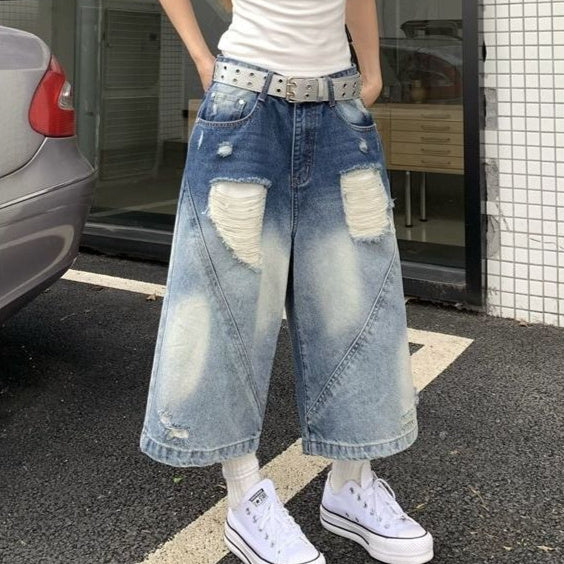 Women’s blue high-waisted cropped retro jeans with a trendy denim design and polyester main fabric composition