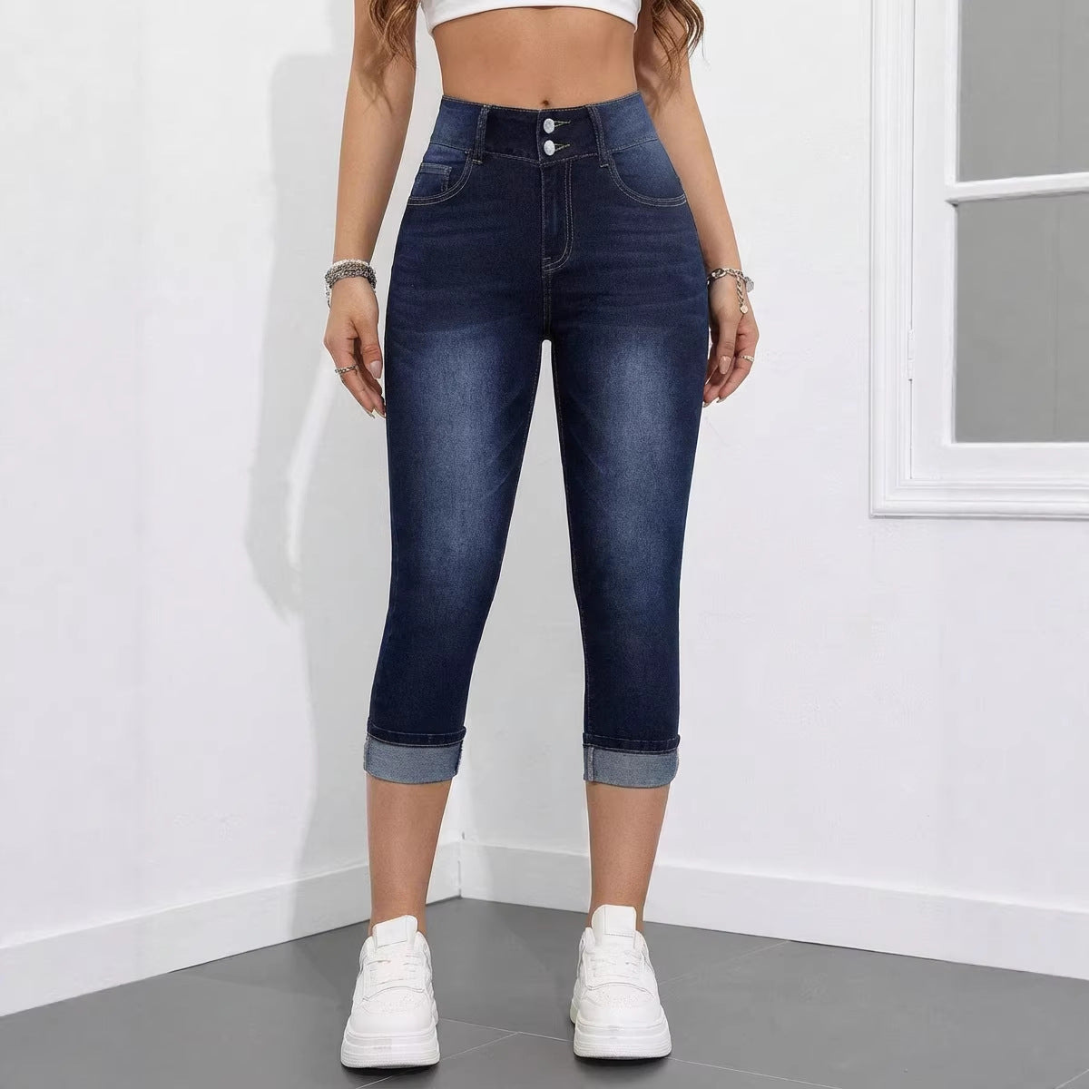 Women’s blue high-waisted cropped jeans with washed denim cotton, moderate stretch and a tapered pencil-leg silhouette